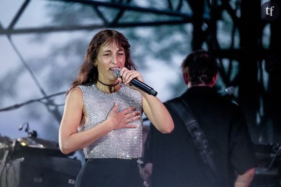 "Et ça prend des proportions tellement ridicules que mieux vaut s’en amuser, non ?", détaille encore Clara Luciani, dans l'attente de son nouvel album et d'une tournée.