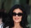 La jeune femme, devenue célèbre dès l’âge de neuf ans grâce à l’émission de téléréalité de sa famille, L’Incroyable Famille Kardashian, s’est attirée au cours de ces dernières années de nombreux commentaires et critiques sur son physique. Revenant sur les motivations derrière sa transformation, la créatrice de Kylie Cosmetics avait évoqué avec British Vogue la "pression" qu’elle a ressentie adolescente de la part du public autour de ses décisions sur son physique. "Je dois être indulgente avec moi-même, car bien que j’aie porté une grande responsabilité sur le moment, j’essayais simplement de faire ce qu’il y avait de mieux pour moi", a-t-elle expliqué en septembre 2024.