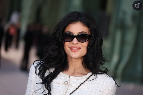 La jeune femme, devenue célèbre dès l’âge de neuf ans grâce à l’émission de téléréalité de sa famille, L’Incroyable Famille Kardashian, s’est attirée au cours de ces dernières années de nombreux commentaires et critiques sur son physique. Revenant sur les motivations derrière sa transformation, la créatrice de Kylie Cosmetics avait évoqué avec British Vogue la "pression" qu’elle a ressentie adolescente de la part du public autour de ses décisions sur son physique. "Je dois être indulgente avec moi-même, car bien que j’aie porté une grande responsabilité sur le moment, j’essayais simplement de faire ce qu’il y avait de mieux pour moi", a-t-elle expliqué en septembre 2024.