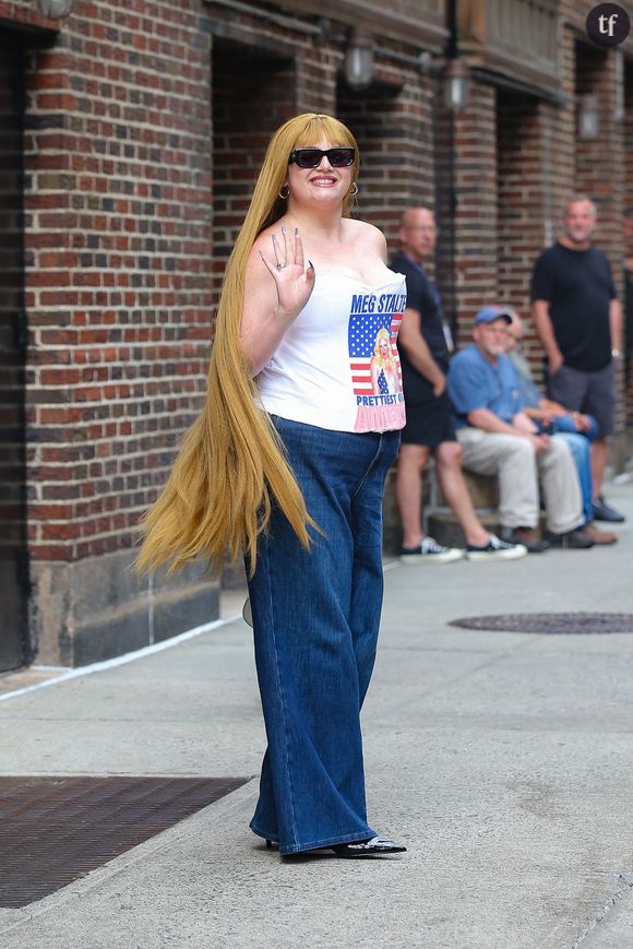L'actrice, et la couverture. Megan Stalter, la révélation de la série Too Much, nouveau show phénomène de Lena Dunham, créatrice du cultissime Girls, défraie la chronique. Elle crève l'écran, et obsède les médias. Jusqu'à trôner en Une du magazine GLAMOUR, fashion et chic, plutôt connu pour célébrer les mannequins et les actrices plus conventionnelles d'un point de vue physique que Megan Stalter - diktats de la mode obligent...