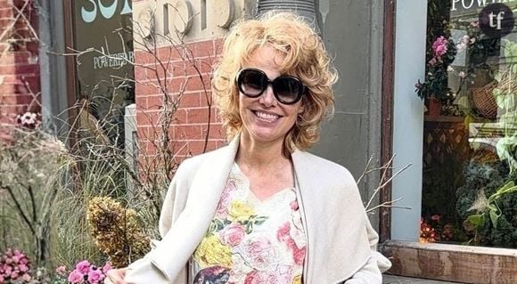 Robe à fleurs esprit années 60 et chevelure bouclée, Pamela Anderson a opté pour un look bohème à l'occasion de l'ouverture du pop-up store de sa marque de cosmétiques Sonsie. La star était accompagnée de ses deux fils, issus de son mariage avec le musicien Tommy Lee, Brandon Thomas Lee (29 ans) et Dylan Jagger Lee (28 ans). Toujours aussi rayonnante, celle qui a décidé de ne plus se maquiller pour s’affranchir des diktats de la société a suscité de nombreux commentaires sur son physique, symboles de l'âgisme et du sexisme qui règnent encore dans notre société. 


Pictured: Pamela Anderson