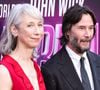 “C’est sa mère”, “non c’est juste une vraie femme” : Keanu Reeves heureux en couple, sa compagne divise violemment les fans