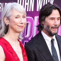 “C’est sa mère”, “non c’est juste une vraie femme” : Keanu Reeves heureux en couple, sa compagne divise violemment les fans