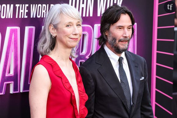 “C’est sa mère”, “non c’est juste une vraie femme” : Keanu Reeves heureux en couple, sa compagne divise violemment les fans