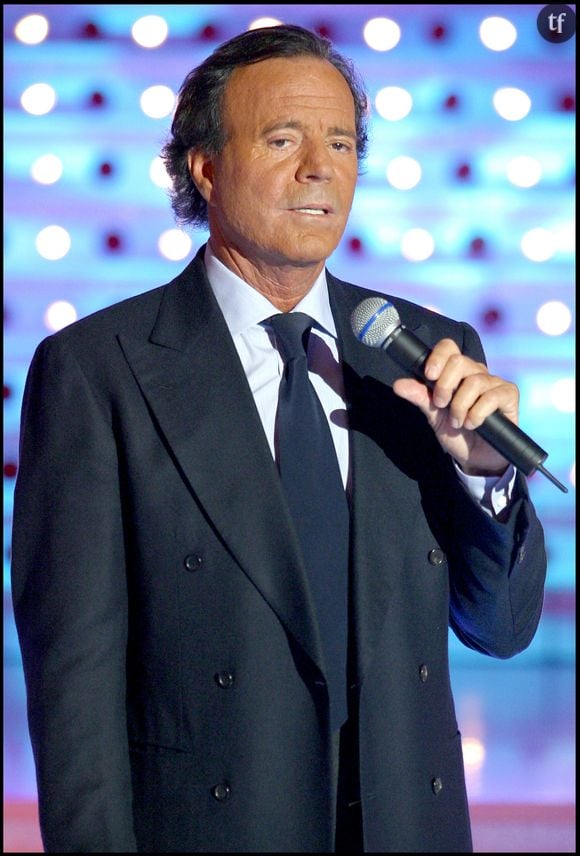 Julio Iglesias est accusé non seulement de violences sexuelles, mais plus encore de traite d’êtres humains. Ses employées dénoncent des agressions physiques et sexuelles permanentes.