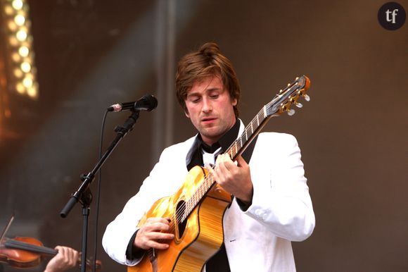 On vibre d'émotion en écoutant Thomas Dutronc évoquer sa mère, la grande Françoise Hardy... C'est sur le plateau de l'émission C à Vous que le chanteur a témoigné.