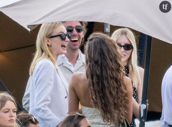 "Ils ont annulé leurs fiançailles à cause de moi" : Sophie Turner révèle avoir provoqué la rupture d'un couple phare de Hollywood... Emma Roberts et Evan Peters ?