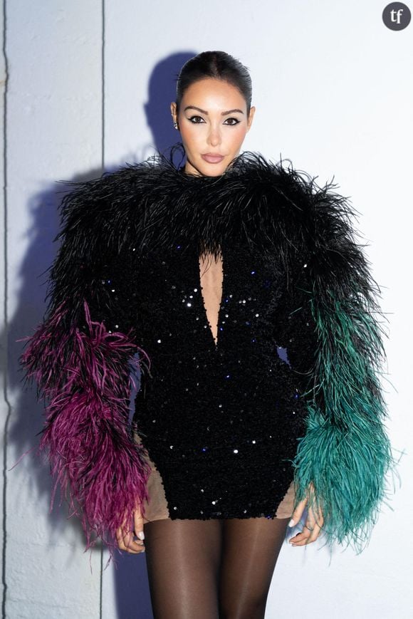 Elle continue de jouer avec sa plastique pas seulement naturelle, mais elle contrôle la narration