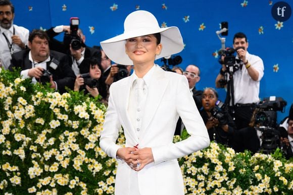 Ça dit beaucoup de la violence symbolique qu’on tolère encore quand elle vise des corps féminins. Même factices.