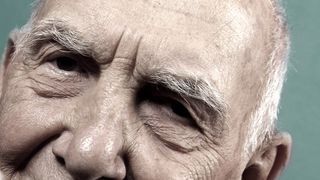 "Les seins ! Je regarde ça en premier chez une femme" : l'interview de ce célèbre intellectuel fait polémique plus de 10 ans plus tard