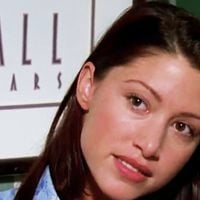 “Se dénuder n'était pas facile” : Ce sex symbol des années 90 revient sur ce célèbre strip tease qui l’a érigée en icône, dérangeant à revoir aujourd'hui ?