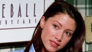 “Se dénuder n'était pas facile” : Ce sex symbol des années 90 revient sur ce célèbre strip tease qui l’a érigée en icône, dérangeant à revoir aujourd'hui ?