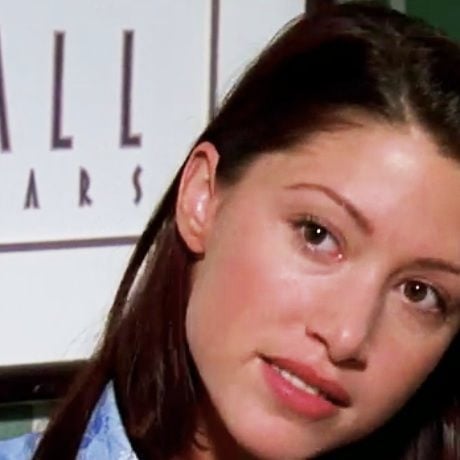 “Se dénuder n'était pas facile” : Ce sex symbol des années 90 revient sur ce célèbre strip tease qui l’a érigée en icône, dérangeant à revoir aujourd'hui ?