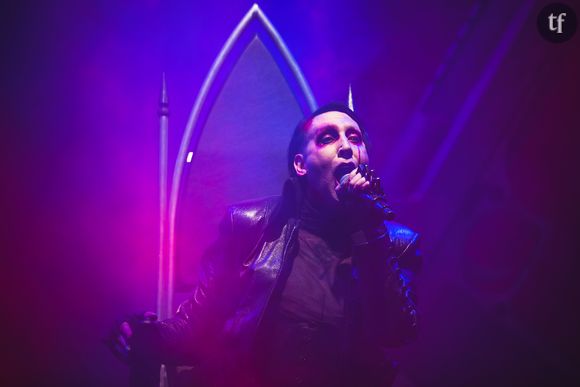 Les poursuites viennent d'être abandonnées à l'encontre de la célèbre rockstar, accusée depuis plusieurs années par plusieurs femmes de viols et d'agressions sexuelles, pour des faits présumés qui auraient été commis entre 2009 et 2011.  Parmi les paroles les plus sonores, celle de son ex compagne, l'actrice Evan Rachel Wood, qui accuse le chanteur de l'avoir violée lors du tournage d'un clip, Heart-Shaped Glasses, en 2007, durant la mise en scène d'une séquence de sexe simulée. "Cela ne s'est pas du tout passé comme je pensais que ça allait être. Nous avons fait des choses qui n'étaient pas ce qui m'avait été proposé. Nous avions discuté d'une scène de sexe simulée, mais une fois que les caméras ont tourné, il a commencé à me pénétrer pour de vrai", avait fustigé la comédienne en 2022.