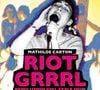 “Plus de 30 ans après le mouvement Riot Grrrls, en a-t-on fini avec le sexisme dans les fosses ?”, dénonce la revue. Avant de développer sur le même ton, dans ce qui apparaît comme un écho au fondamental mouvement #MusicToo, le #MeToo de la sphère musical : “Dans les années 90, des groupes punk et féministes luttaient avec effronterie contre l’hégémonie masculine dans le public des salles de concert. En 2026, des spectateurs ne veulent toujours pas comprendre le slogan “Girls to the front!”. Jusqu’à quand ?”. 

Avant de détailler plus encore l’étendue de cette misogynie qui ne dit pas son nom. La journaliste fustige en plantant un décor des plus toxiques ces sempiternels publics de "quinquagénaires masculins" qui postés au premier rang "filment sous la jupe des musiciennes, initient des pogos dont la composition testostéronée a de quoi tenir à distance" et constituent un véritable "cirque misogyne" en mode boys club et mise à distance des spectatrices féminines.