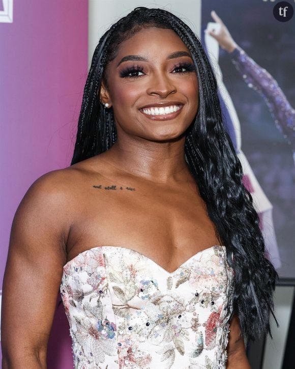 De par sa taille, son poids, son apparence. Avec une bonne grosse dose, toujours, de misogynoir : vous savez, dans le langage du féminisme intersectionnel, cette double peine qui associe sexisme et racisme. Ce que subissent toutes les femmes noires en somme et Simone Biles ne fait hélas pas exception. En France, des icônes comme Aya Nakamura et Yseult, chanteuses célébrées à travers le monde, n'ont jamais hésité à dénoncer cette réalité doublement discriminante.