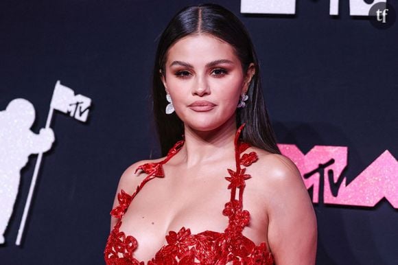On pourra aussi admirer le soin apporté aux ongles de la chanteuse, certes plus discrets sur ce selfie si on compare cela à l'attrait makeup bien en évidence, et à cette fameuse coupe de cheveux pas si éloignée de la coupe mulet. Comme quoi, même les looks les plus désuets reviennent au goût du jour lorsqu'ils sont arborés par des icônes.