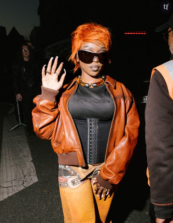 Theodora, la voix du mégatube Kongolese sous BBL, a dénoncé sur Instagram la manière dont les finales de foot sont étroitement liées aux violences conjugales, patriarcales et sexistes. Une alerte nécessaire de la part de la rappeuse. L'espace d'une story, Theodora délivre ce constat à sa jeune audience : les violences conjugales seraient en hausse à chaque soir de compétition sportive. C'est pour cela qu'elle a transmis dans cette story Instagram les numéros à connaître, comme le 39 19, "au cas où". Un message aussi rare que précieux de la part de cette artiste qui fédère autant les auditeurices de Skyrock que ceux de France Inter...