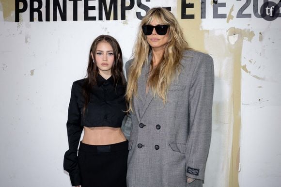 Heidi Klum et sa fille Leni au cœur d'une polémique

Cette nouvelle campagne ne fait pas l'unanimité sur les réseaux sociaux. "C'est vraiment bizarre", "Toutes les poses sont étranges", "Je me sens mal à l'aise quand je vois ça", "Pourquoi Heidi est en sous-vêtements avec sa fille", "Pas encore...", commentent les internautes. En effet, le duo mère-fille avait déjà créé la polémique en posant ensemble en lingerie pour la marque. Sur les photos, Heidi Klum portait un soutien-gorge en dentelle couleur chair et une culotte assortie, tandis que Leni arborait une version fuchsia. 

Le top-modèle allemand a réagi aux critiques en juillet 2025 en déclarant à People : "Beaucoup de gens se disent : 'Oh, je ne sais pas trop quoi penser d'une mère et de sa fille qui font ça ensemble'. Mais pour nous ? Je suis fière de ma fille." La star a relativisé : "J'ai toujours été très à l'aise avec mon corps. Quand je bronze dans le jardin, il m'arrive d'être seins nus. Je suis européenne… mes enfants ne me connaissent pas autrement et sont probablement plus détendus avec leur corps grâce à ça."