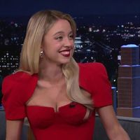 Pourquoi Sydney Sweeney fascine autant les mecs ? (et comment elle s'en amuse)