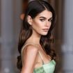 "Sa mère était bien plus belle" : Kaia Gerber reproduit un look culte de Cindy Crawford et essuie les critiques