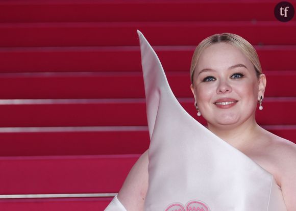 Ce fut justement le cas cette semaine à Cannes Séries, événement bien connu des aficionados de célébrités, que vous soyez plutôt Les Frères Scott ou The Walking Dead. Festival pop à souhait où la star de la Chronique des Bridgerton a déployé un style digne de son aura de diva. Une robe conceptuelle et extravagante qui n'a pas vraiment fait l'unanimité.