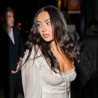 "Sex symbol punk" : cette chanteuse sulfureuse sidère ses fans sur ces photos "hot et iconiques" en dentelle, d'un incandescent glamour