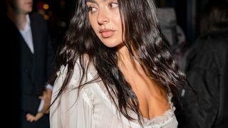 "Sex symbol punk" : cette chanteuse sulfureuse sidère ses fans sur ces photos "hot et iconiques" en dentelle, d'un incandescent glamour