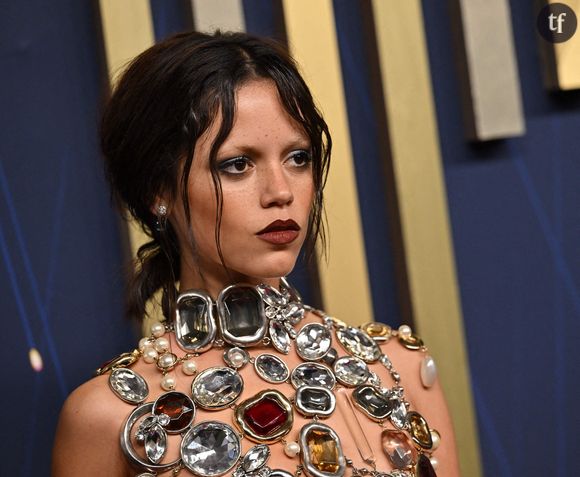 Jenna Ortega reine du gothique, elle ose la robe transparente pour une apparition goth’glam réussie