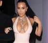 Notoriété qui s'étend donc jusqu'au domaine de la sphère fashion, où la matronne Kim K. impose son propre style : tout en dentelles, noir c'est noir, ténébreux, voire carrément gothique au gré de certains shootings crépusculaires qui donnent l'impression d'avoir été orchestrés dans un garage.