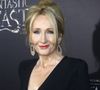 Faut-il cancel JK Rowling ? Cette actrice de Bridgerton appelle au boycott de l'autrice de Harry Potter, "déchirant mais nécessaire" selon les fans