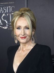 Faut-il cancel J.K Rowling ? Cette actrice de Bridgerton appelle au boycott de l'autrice de Harry Potter, "déchirant mais nécessaire" selon les fans