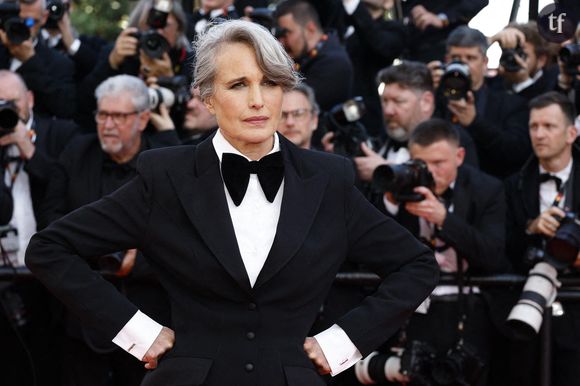 Victimes d'âgisme à un tournant de leur carrière, les actrices sont de plus en plus nombreuses à dénoncer cette injonction qui voudrait qu'elles ne prennent pas une ride. Dans une interview accordée à Allure en mars 2025, Andie MacDowell, 67 ans, a pointé du doigt l'âgisme et le double standard toujours présents au cinéma. "Je suis sûre que vous avez entendu l'idée que les hommes vieillissent mieux que les femmes. On nous a fait un lavage de cerveau à ce sujet, on l'a accepté et transmis", a-t-elle regretté.