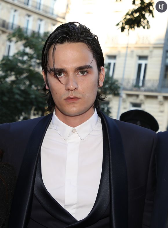 Alors qu'Alain Delon a volontiers suscité des controverses de son vivant et suite à sa disparition, notamment, concernant son attitude à l'égard des femmes, les lecteurices du Parisien expriment leur indignation sur les réseaux sociaux, où les déclarations d'Alain-Fabien Delon font énormément réagir : "Encore un pour lequel tout le monde savait mais personne n'a rien dit car intouchable car sousous", "Il n’a jamais été tendre avec les femmes", lit-on sur Instagram.