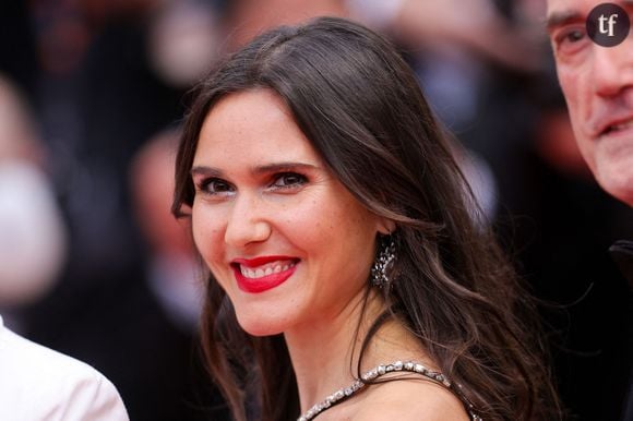 "J’en viens à me justifier… J’aime être mince avec le métier que je fais, qui demande beaucoup d’énergie sur scène, dans les voyages. Depuis que je suis maman, j’ai le même poids, et je me sens bien. Vous m’avez connue plus ronde, donc avec plus de formes. Et alors ?", a-t-elle déclaré. Avant de conclure : "C’est la journée des TCA, et je pense que personne qui n’a vécu ou vit cela n’a envie de recevoir des messages comme ceux que j’ai reçu : va manger, maigre, anorexique etc... J’ai l’impression de revivre la même chose qu’il y a dix ans."