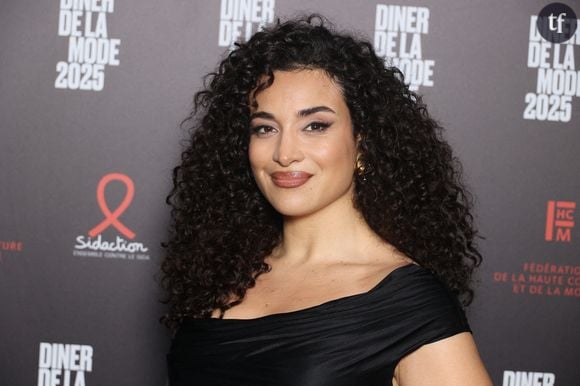 Engagement féministe, intime et politique, qu'elle porte autant à la dénonciation des violences sexistes et sexuelles, qu'au racisme systémique. C'est dans le cadre d'un événement d'ailleurs qu'elle arborait de telles parures, épurées et sophistiquées à la fois, pour mieux faire porter la voix de celles qu'elle accompagne.