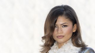 “Eblouissante” : Zendaya sidère en mini-jupe à la Fashion Week avec ce nouveau look hyper glamour et audacieux