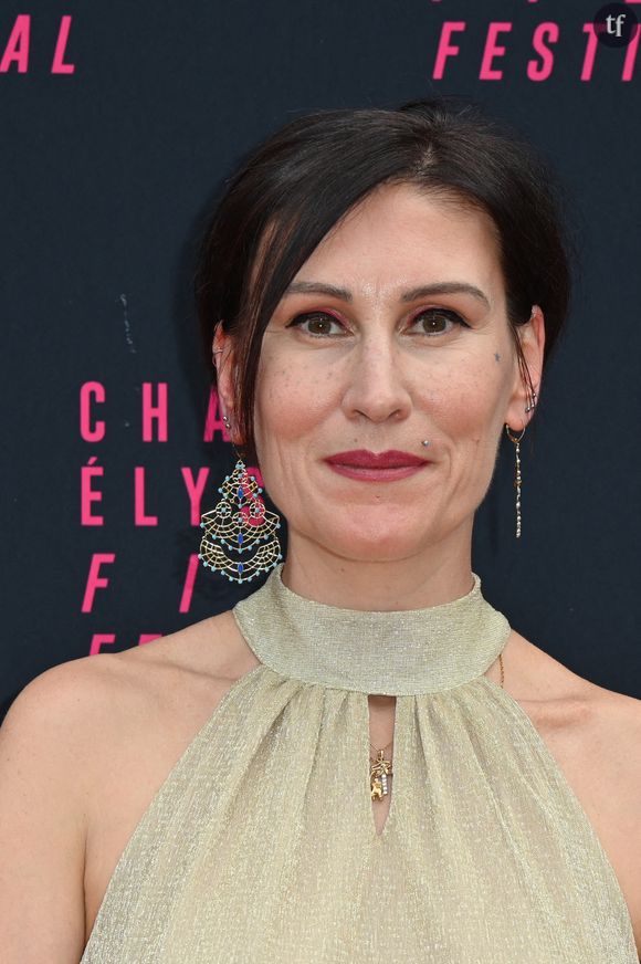 “Le slutshaming c’est la stigmatisation des femmes pour leur sexualité prétendue ou réelle. Je dis prétendue parce que ça peut aussi être juste une rumeur”, commence la journaliste et ancienne actrice X, rappelant que cette stigmatisation peut commencer tôt dans la vie d’une femme, dès les banc de l’école, au collège ou au lycée. “On a tous connu celle qu’on appelait “la sal*pe du lycée” et en général qu’on ne respectait pas et ça continue quand on est dans notre vie d’adulte”, regrette-t-elle.