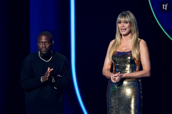 La mannequin de 52 ans a publié une vidéo d'elle simplement vêtue d'un string blanc assorti à un grand manteau de fourrure et des bottes.