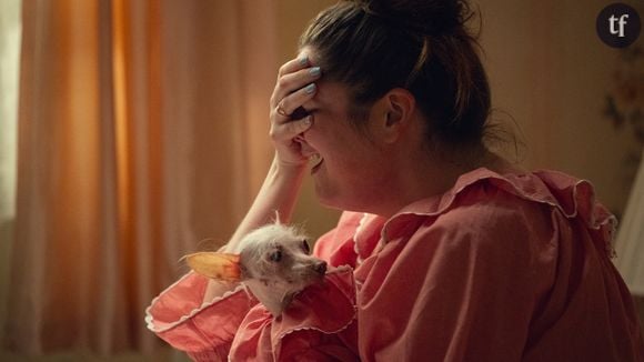 Lena Dunham est de retour, huit ans après Girls, série culte sur le sexe et la découverte de soi. Disponible depuis le 10 juillet sur Netflix, sa nouvelle série, Too Much suit les péripéties de Jessica (Megan Stalter), une Américaine qui débarque à Londres pour son travail, après une rupture éprouvante, et s'entiche d'un musicien, Felix (Will Sharpe). Mais la rom-com qui s'offre une pluie de stars (Adèle Exarchopoulos, Andrew Scott, Jessica Alba...) a choqué les téléspectateurs avec une scène de sexe (avant même sa sortie officielle).