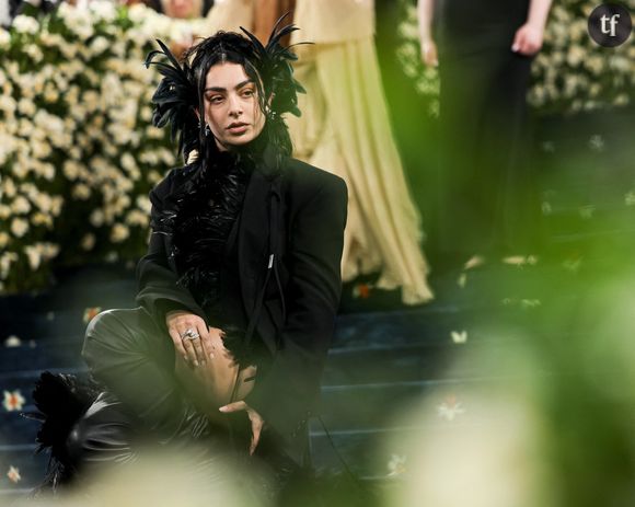 Iconique. Ainsi pourrait-on largement désigner Charli XCX, triomphante aux derniers Brit Awards, avec cette série de clichés l'érigeant en sex symbol, et en mythe pop indéniable. Qu'elle soit à quatre pattes sur des plaques de cuisson (parce que pourquoi pas), en naked dress, en lingerie, la superstar défraie la chronique pop. Et impose d'autant plus son style, défini par ses millions de fans sur les réseaux sociaux : celui d'une diva et d'une reine de la nuit, sulfureuse et libre.