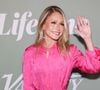 Époux et collègues de travail
Mark Consuelos a dû changer ses habitudes après avoir pris la relève en tant que co-animateur de Live with Kelly and Mark en avril 2023. "Il faut un yin et un yang. Ça ne peut pas toujours être comme tu veux. J'ai l'impression que 90 % du temps, c'est comme ça. Et maintenant qu'on travaille ensemble tous les jours, il faudra parfois que ce soit comme je veux, et je ne le fais que la nuit", aurait alors dit Kelly Ripa à son mari. "Le plus grand avantage de ce travail, c'est qu'il l'a presque repoussé du matin", a-t-elle avoué. "Ce qui est un véritable miracle. Puisse ce spectacle durer jusqu'à ce qu'il souffre de dysfonctionnement érectile. Il a maintenant la cinquantaine. Cela ne devrait-il pas arriver maintenant ? On me l'avait promis !", a-t-elle plaisanté.
Les époux se sont rencontrés en 1994 lors des auditions pour All My Children. À l'époque, Kelly Ripa jouait le rôle de Hayley Vaughan dans le feuilleton d'ABC. Mark Consuelos auditionnait pour le rôle Mateo Santos. Ils se sont mariés en 1996 et ont depuis eu trois enfants : Joaquin, 22 ans, Lola, 24 ans, et Michael, 28 ans.