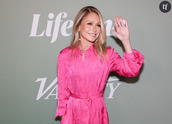 Époux et collègues de travail

Mark Consuelos a dû changer ses habitudes après avoir pris la relève en tant que co-animateur de Live with Kelly and Mark en avril 2023. "Il faut un yin et un yang. Ça ne peut pas toujours être comme tu veux. J'ai l'impression que 90 % du temps, c'est comme ça. Et maintenant qu'on travaille ensemble tous les jours, il faudra parfois que ce soit comme je veux, et je ne le fais que la nuit", aurait alors dit Kelly Ripa à son mari. "Le plus grand avantage de ce travail, c'est qu'il l'a presque repoussé du matin", a-t-elle avoué. "Ce qui est un véritable miracle. Puisse ce spectacle durer jusqu'à ce qu'il souffre de dysfonctionnement érectile. Il a maintenant la cinquantaine. Cela ne devrait-il pas arriver maintenant ? On me l'avait promis !", a-t-elle plaisanté.

Les époux se sont rencontrés en 1994 lors des auditions pour All My Children. À l'époque, Kelly Ripa jouait le rôle de Hayley Vaughan dans le feuilleton d'ABC. Mark Consuelos auditionnait pour le rôle Mateo Santos. Ils se sont mariés en 1996 et ont depuis eu trois enfants : Joaquin, 22 ans, Lola, 24 ans, et Michael, 28 ans.