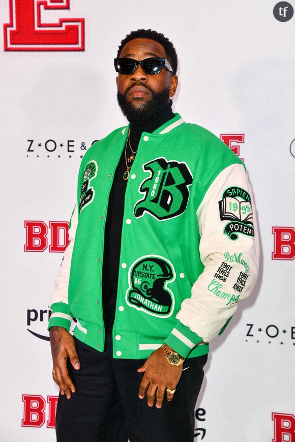 Ce dernier a fait tourner le sous-vêtement en se mordant la lèvre avant de la jeter dans le public.