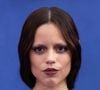 Jenna Ortega est apparue métamorphosée lors de la promo de la saison 2 de Mercredi. L'actrice a surpris les fans avec un visage émacié. Si certains scandent que seul le maquillage est à l'origine de son visage aminci, d'autres sont persuadés que l'actrice a fait de la chirurgie.