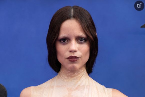 Jenna Ortega est apparue métamorphosée lors de la promo de la saison 2 de Mercredi. L'actrice a surpris les fans avec un visage émacié. Si certains scandent que seul le maquillage est à l'origine de son visage aminci, d'autres sont persuadés que l'actrice a fait de la chirurgie.