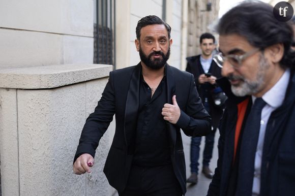 Elle y diffuse d'abord des extraits d'émissions de Cyril Hanouna (sur C8 mais aussi sur Europe 1), dans lesquels il la cible directement, sans qu'elle ne soit présente sur le plateau.