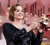 "Je ne joue pas des femmes fortes, mais des femmes !", se réjouit Sigourney Weaver : la star sacrée à Venise a raison de tacler l'expression "femme forte", voici pourquoi