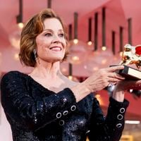 "Je ne joue pas des femmes fortes, mais des femmes !", se réjouit Sigourney Weaver : la star a raison de tacler l'expression "femme forte", voici pourquoi