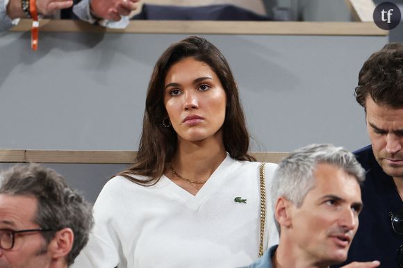 La jeune femme a annoncé la nouvelle sur son compte Instagram en publiant une photo de leurs mains, la sienne arborant une magnifique bague, avec les mots “Oui. Pour toujours et à jamais” en légende.